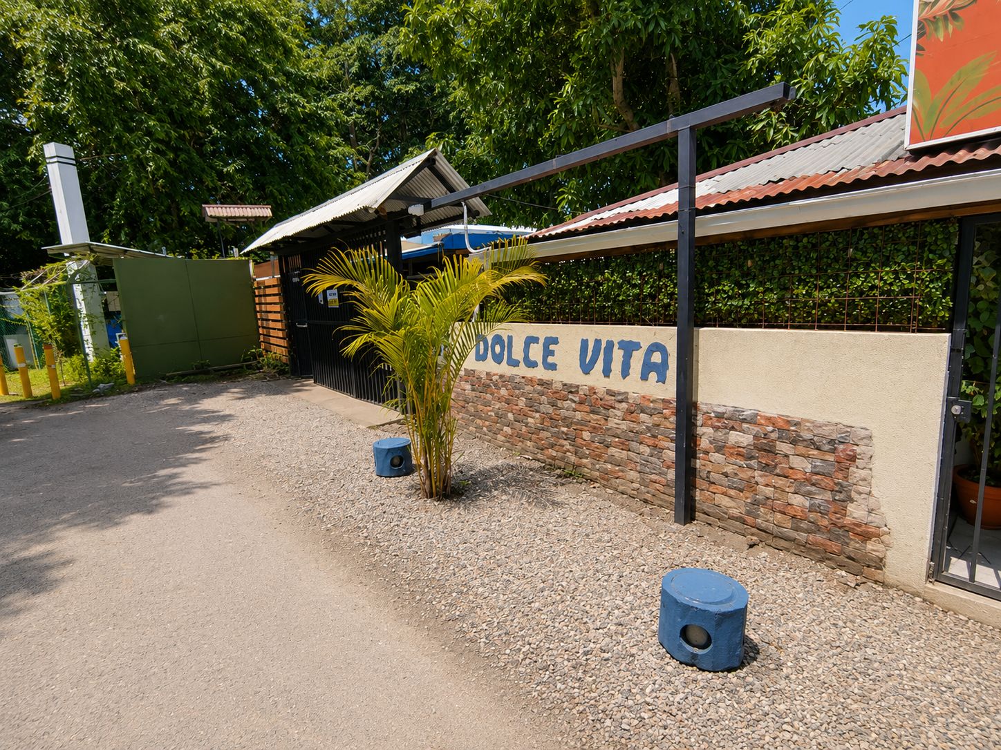 Entrada y rótulo