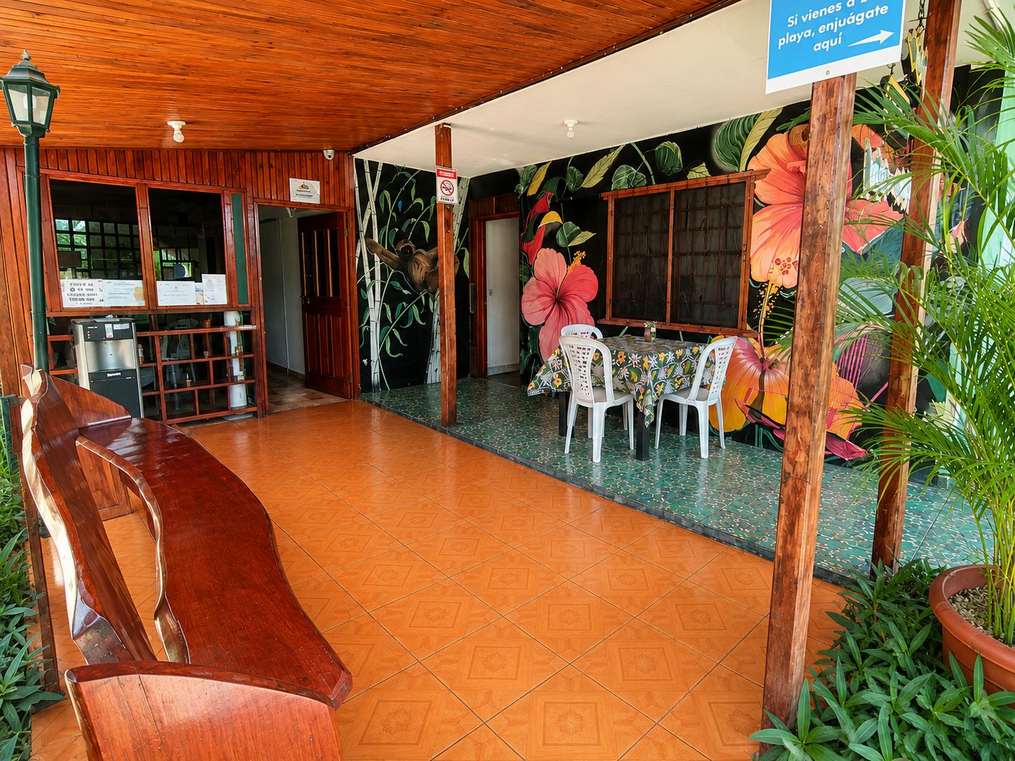Recepción de Casa Dolce Vita con mural tropical